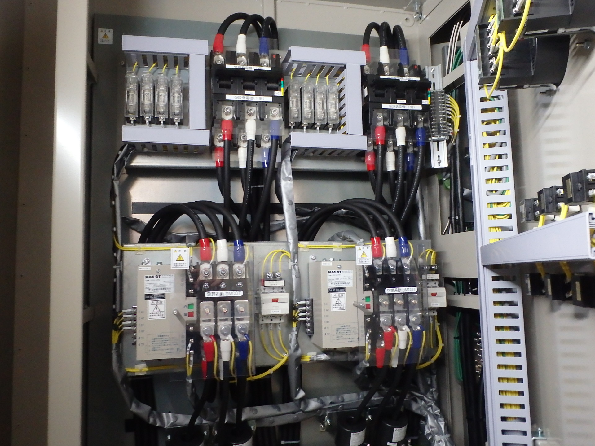 盤内の精密配線と制御機器