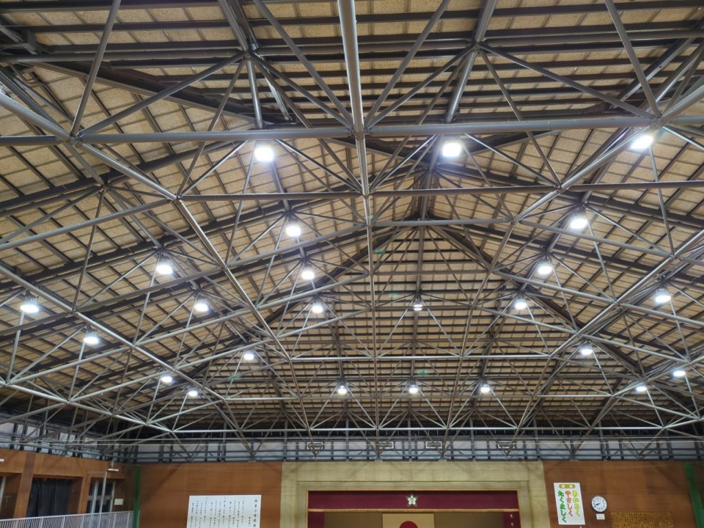 LED回収工事後の御幸小学校体育館の写真1
